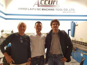 Унгарски клиенти посещават нашата изложба