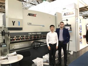 Посетители на Полша посещават нашата изложба